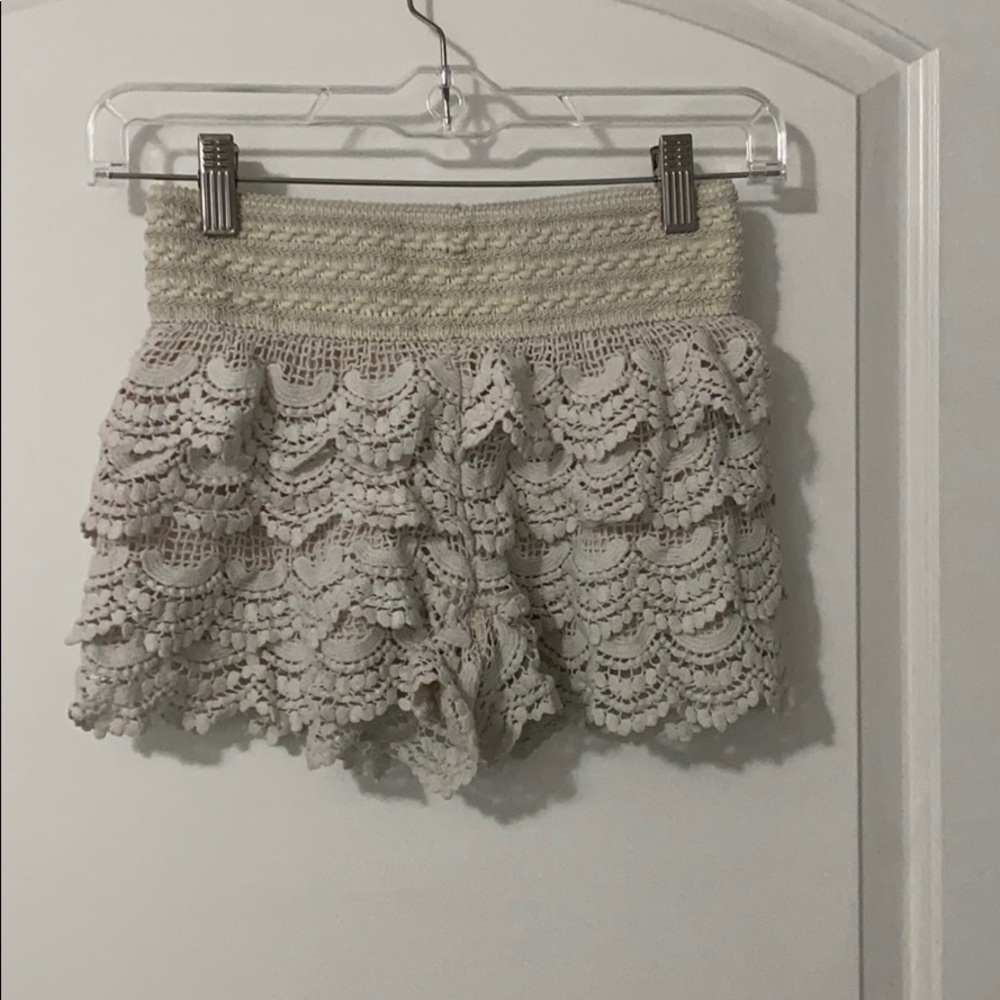 Ruffle cream shorts